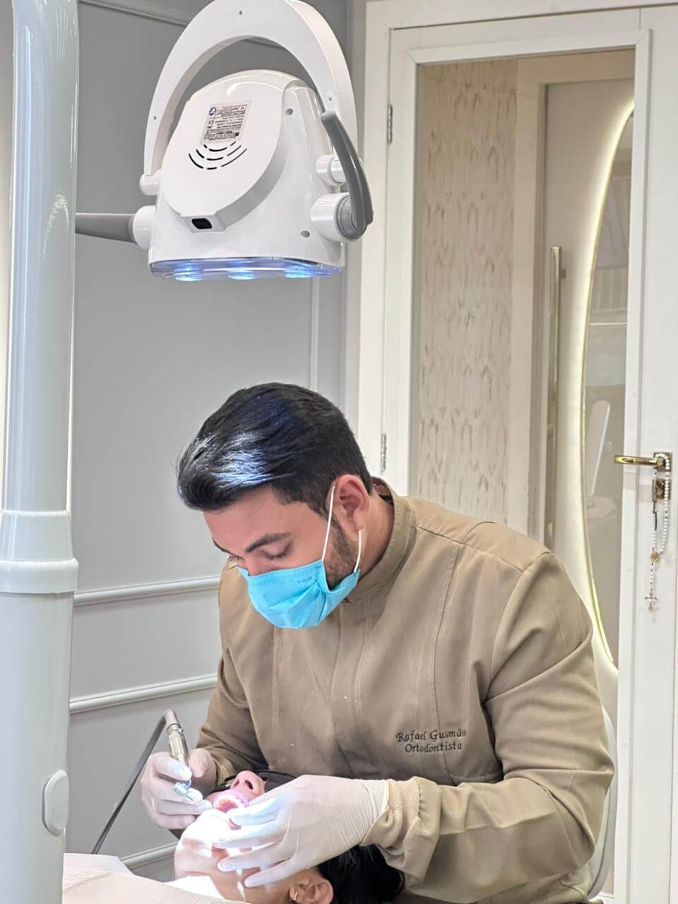 Dr. Rafael em atendimento